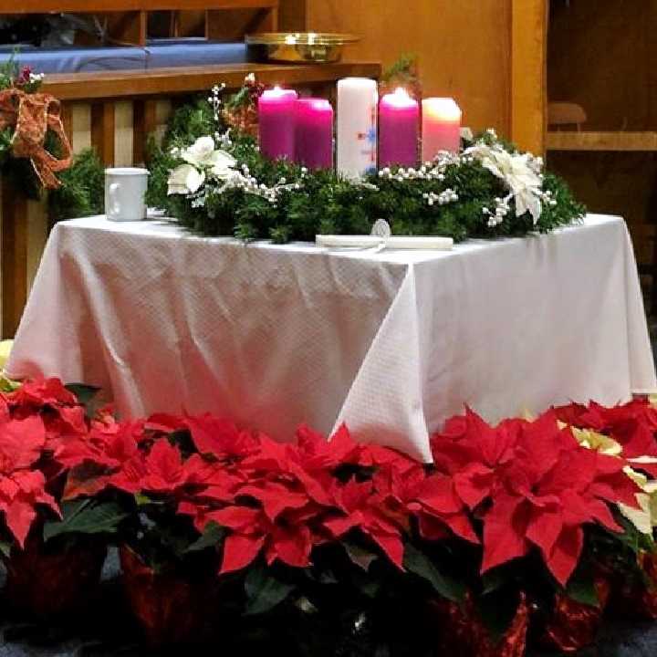 Table with advent wreath